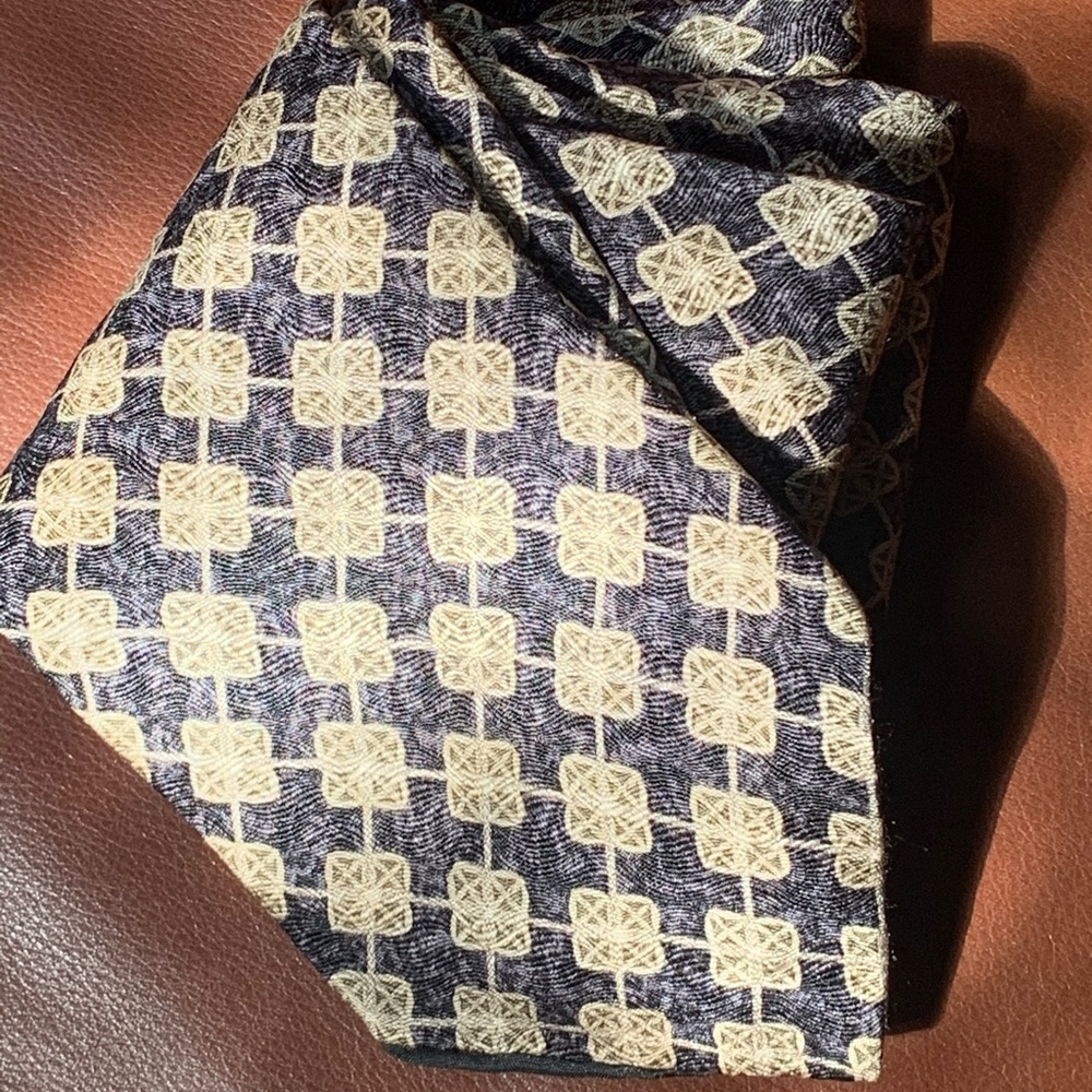✨Stylish Geoffrey Beene tie with cool shades. 👔